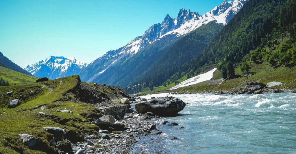 Places To Visit In India in July, Kashmir